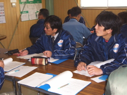 ホワイトボードを見ている社員の写真