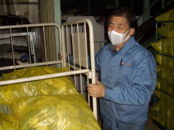 袋製品の整頓中の写真
