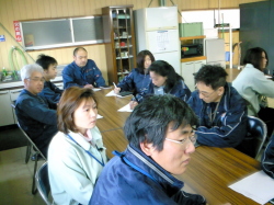 話を聞いている社員の写真