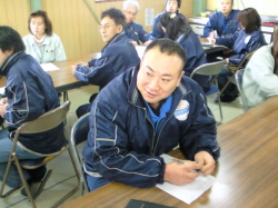 質問に答えている社員の写真