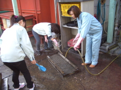 側溝の掃除をしている写真