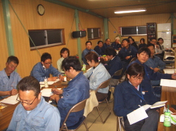 ビデオを見ながらメモを取っている写真