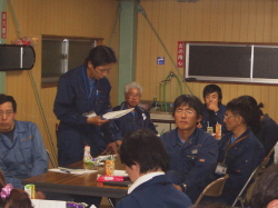 発表している写真