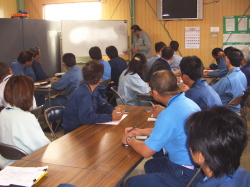 勉強会に参加している社員を後ろから撮影