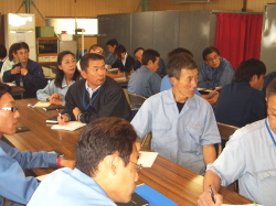 真剣に話を聞いている社員の写真