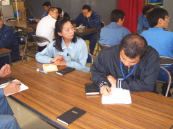メモする社員の写真
