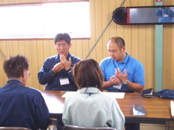TFTの体験をしている社員の写真