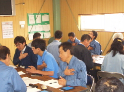 TFT体験中の社員の写真