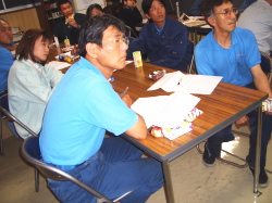 ビデオを視聴している社員の写真