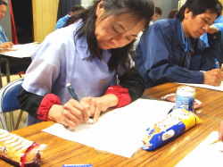 感想を書き込んでいる社員の写真