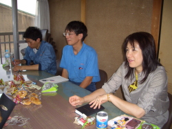 意見を聞いている社員の写真