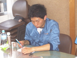 議事録を書いている写真