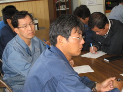 真剣な眼差しで聞いている社員の写真