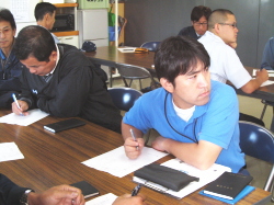 メモを取っている社員の写真