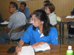 メモを取りつつ、話を聞いている社員の写真