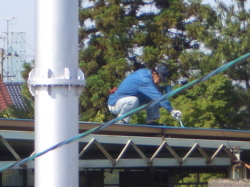 屋根のペンキ塗りをしている写真