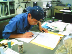 資料を読んでいる製造部リーダーの写真
