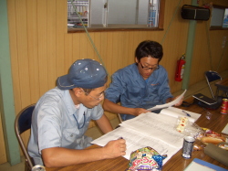 資料を見て話をしている写真