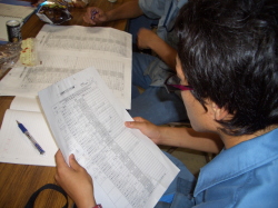 資料を読んでいる写真