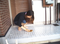 素足で手洗い場を洗っている写真