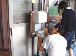 エアドライヤーを拭いている写真