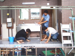 トイレ掃除をしている写真