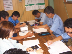 自分の夢を用紙に書き込んでいる写真