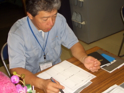 考えている写真