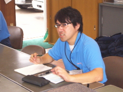 アドバイスをしている写真