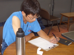 内容をメモしている写真