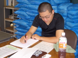 内容をメモしている写真