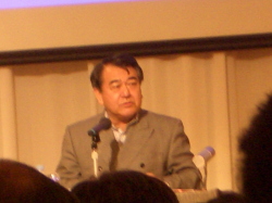 基調講演をする寺島氏の写真