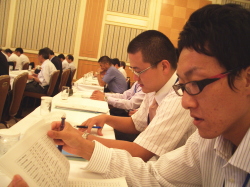 総会に参加した社員の写真