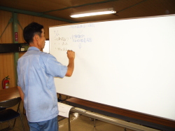 業務の流れを書いている写真