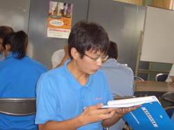 経営計画書を音読している社員の写真