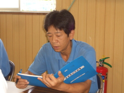 経営計画書を音読する社員の写真