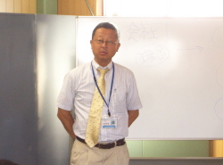 夢について話している常務の写真