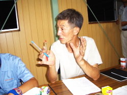 自分の意見を発表している社員の写真