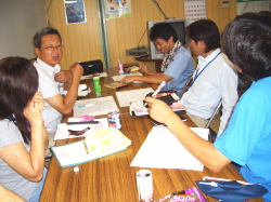 チームで話し合っている写真