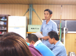 チームで出た意見を発表する社員の写真