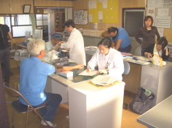 事務所内での検査の様子