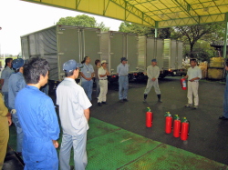 説明を聞いている社員の写真