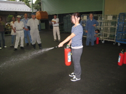 社員による消火訓練の写真