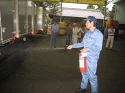 社員による消火訓練の写真