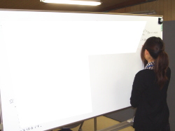 ホワイトボードに書き込んでいる写真