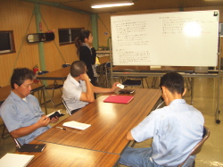 発表を聞いているメンバーの写真