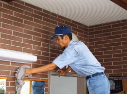 高いところを拭き上げている写真