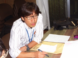 説明をしている写真