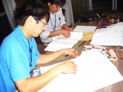 資料を読んでいる写真