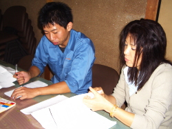 資料を確認している写真